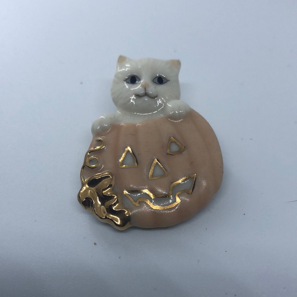 Vintage ceramic white lenox cat with pumpkin jack o lantern pin brooch